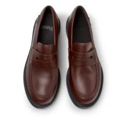 Camper Bei Dean, einem zeitlosen Unisex-Stil, trifft Trad burgund Bootsschuhe