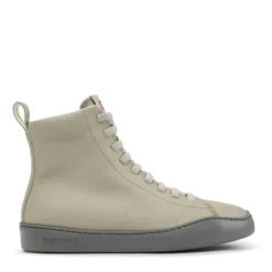 Camper Peu Touring ist eine sportliche und zeitgenössisch hellbeige High-Top-Sneaker