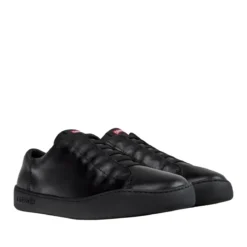 Camper Peu Touring ist eine sportliche und zeitgenössisch schwarz Low-Top-Sneaker