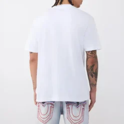 True Religion - T-Shirt- Übereinander angeordnete Logos auf Fro weiss T-Shirt