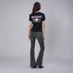 True Religion - T-Shirt- V-Ausschnitt- Markenlogo auf Front-schwarz T-Shirt
