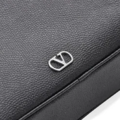 Valentino Garavani Pochette aus Leder schwarz Geldbörse