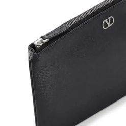 Valentino Garavani Tasche aus Leder schwarz Pochette